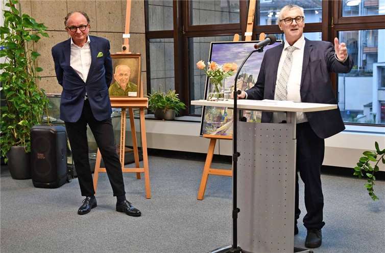 Landrat Dr. Alexander Saftig (rechts) eröffnete die Ausstellung „Wie schön du doch bist – Hommage an den Landkreis Mayen-Koblenz“ gemeinsam mit dem Kreisbeigeordneten Achim Hütten.
