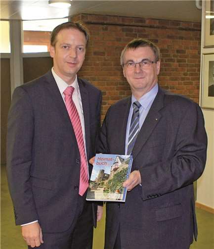 Landrat Dr. Alexander Saftig (rechts) gemeinsam mit dem Mülheim-Kärlicher Kreistagsmitglied Horst Hohn, der auch seit vielen Jahren zu den Autoren des Heimatbuches gehört.privat