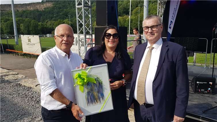 Landrat Dr. Alexander Saftig (rechts) gratulierte dem 1. Vorsitzenden Ralph Münzel und der 2. Vorsitzende Nadyne El-Ezzi zum gelungenen Projekt und überreichte für den Landkreis in Gastgeschenk.