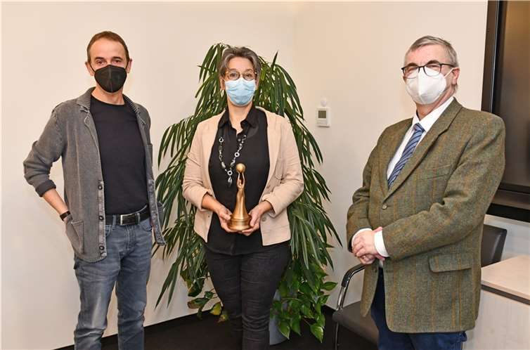 Landrat Dr. Alexander Saftig (rechts) überreichte die Auszeichnung an Eva Pfitzner und Stefan Gemmel. Foto: Kreisverwaltung Mayen-Koblenz