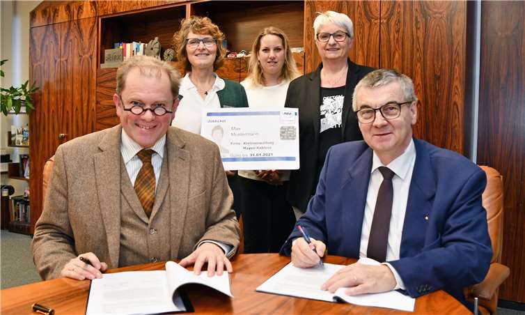 Landrat Dr. Alexander Saftig (rechts) und VRM-Geschäftsführer Stephan Pauly (links) unterzeichnen die Vereinbarung zum neuen Jobticket. Mit dabei (v.r.): Petra Kretzschmann, die Büroleiterin der Kreisverwaltung, Sonja Burchert, VRM-Mitarbeiterin für das Jobticket und Heike Breitbach, die Personalratsvorsitzende der Kreisverwaltung. Foto: privat