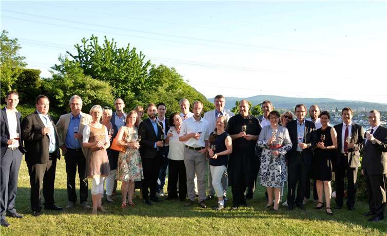 Landrat Dr. Alexander Saftig (rechts) und der Vorstandsvorsitzende der Sparkasse Koblenz Matthias Nester (2.v.r.) luden zu Weinbegegnungen mit den Mayen-Koblenzer Spitzenwinzern ein.privat