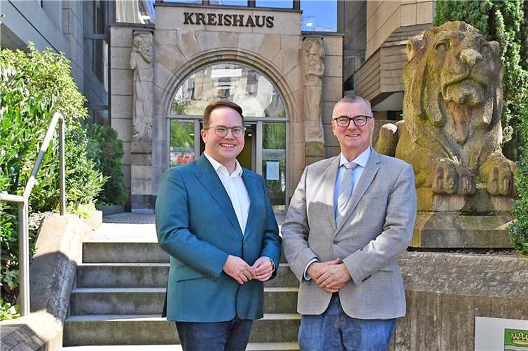 Landrat Dr. Alexander Saftig (rechts) und der Erste Kreisbeigeordnete Pascal Badziong vor der Kreisverwaltung Mayen-Koblenz. Foto: Kreisverwaltung/Damian Morcinek