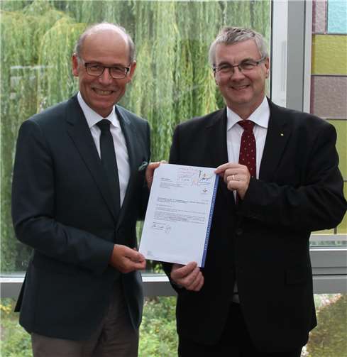 Landrat Dr. Alexander Saftig überbrachte persönlich den Bescheid über die Kostenbeteiligung an Bürgermeister Georg Hollmann. privat