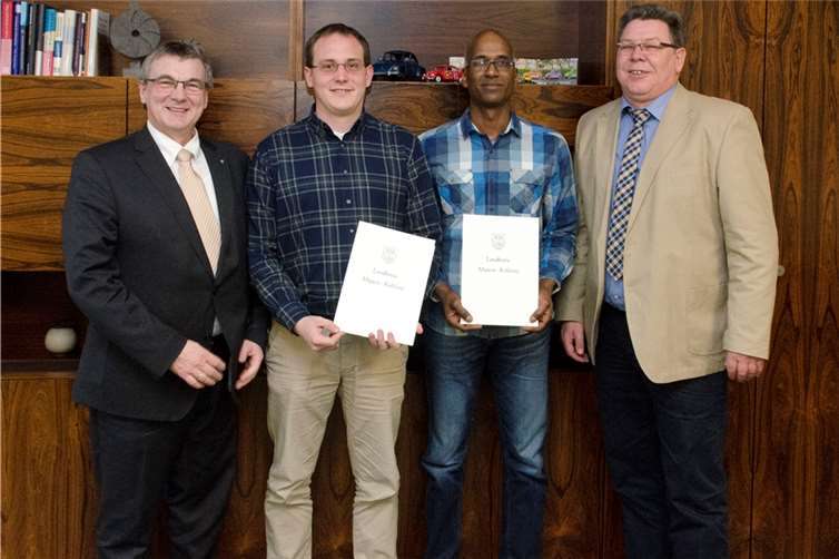 Landrat Dr. Alexander Saftig übergab Benedikt Steinbach und David Gleiß ihre Urkunden. Mit dabei: Ingo Ulmen vom Referat für Zivil- und Katastrophenschutz im Kreishaus. Foto: Kreisverwaltung Mayen-Koblenz