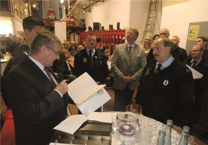 Landrat Dr. Alexander Saftig übergab Urkunde und Ehrennadel an Thomas Fink.