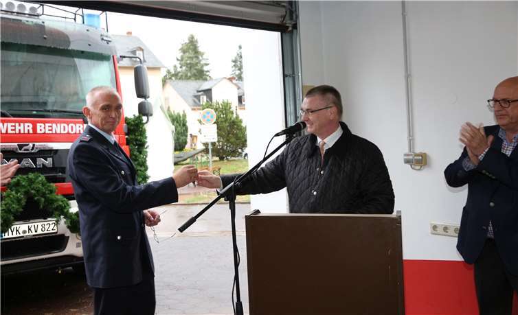 Landrat Dr. Alexander Saftig übergibt LöschzugführerMichael Schneider die Schlüssel zum neuen Pulvertanklöschfahrzeug.