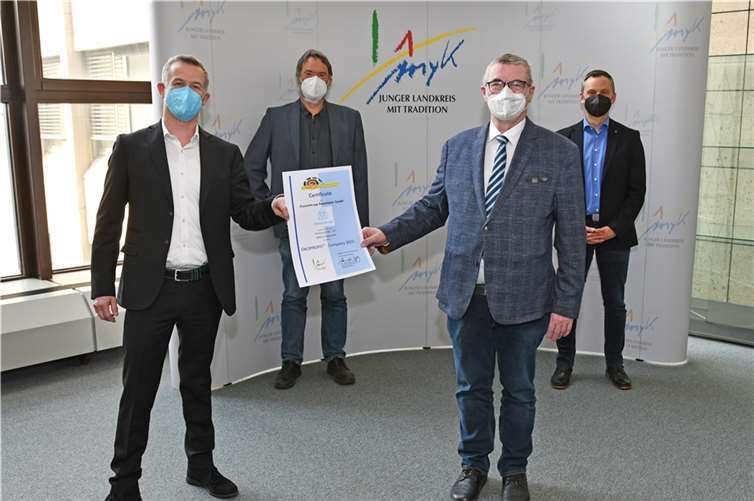 Landrat Dr. Alexander Saftig überreichte Oliver Hoffmann (links), Vorstand Technik thyssenkrupp Rasselstein, das Ökoprofit-Zertifikat. Mit dabei: Dr. Rüdiger Kape, Koordinator der Integrierten Umweltberatung im Kreishaus (hinten links) und Carsten Kinner, Teamleiter Umwelt und Energie bei Rasselstein. Foto: Kreisverwaltung Mayen-Koblenz 