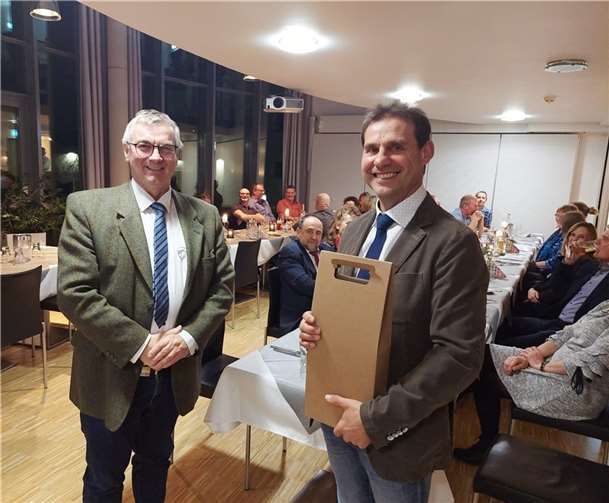 Landrat Dr. Alexander Saftig überreichte ein Präsent.