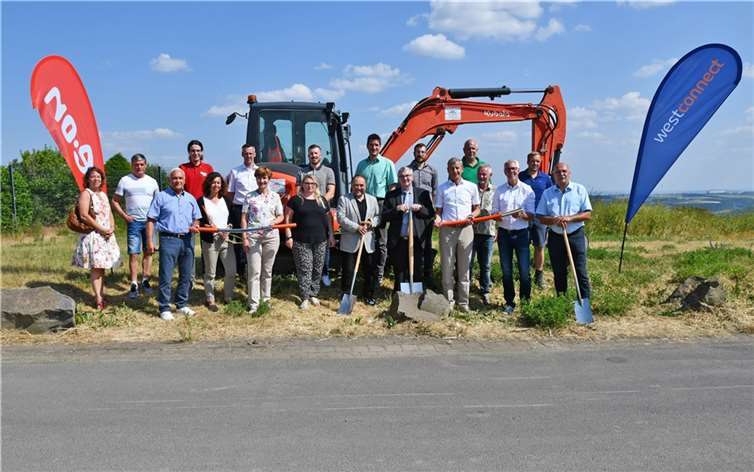 Landrat Dr. Alexander Saftig und Alfred Schomisch, Bürgermeister der Verbandsgemeinde Vordereifel, kamen in Ettringen zum offiziellen Startschuss für die fünfte Bauetappe des geförderten Breitbandausbaus mit Vertreterinnen und Vertretern der Ortsgemeinden und der Verbandsgemeinde Vordereifel, der Wirtschaftsförderungsgesellschaft am Mittelrhein sowie von Westconnect und der Westenergie-Gruppe zusammen.  Foto: Kreisverwaltung/W. Schäfer