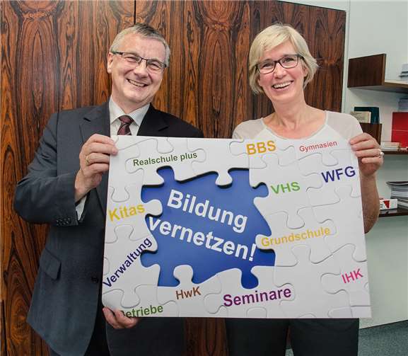 Landrat Dr. Alexander Saftig und Dr. Katja Wolf von der Transferagentur wollen die vielfältige Bildungslandschaft wie ein Mosaik miteinander verknüpfen.