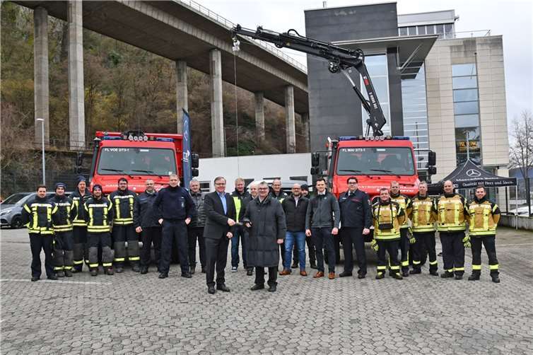 Landrat Dr. Alexander Saftig und KBM-Verkaufsleiter Nutzfahrzeuge Neuwied Walter Bach gemeinsam mit Vertretern der Wehren Kottenheim und Münstermaifeld sowie der Kreisverwaltung bei der symbolischen Schlüsselübergabe in Andernach.  Foto: privat
