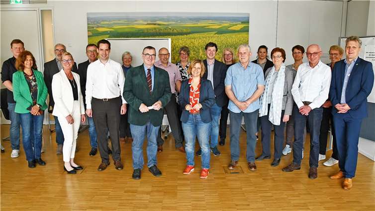 Landrat Dr. Alexander Saftig und Klimaschutzministerin Katrin Eder (vorne Mitte) gemeinsam mit den Moderatoren der rheinland-pfälzischen Hochwasserpartnerschaften im Kreishaus.  Foto: Kreisverwaltung/Damian Morcinek