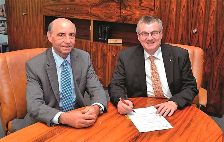 Landrat Dr. Alexander Saftig und Kreisbeigeordneter Rudi Zenz unterschreiben die Antragsunterlagen.  MYK