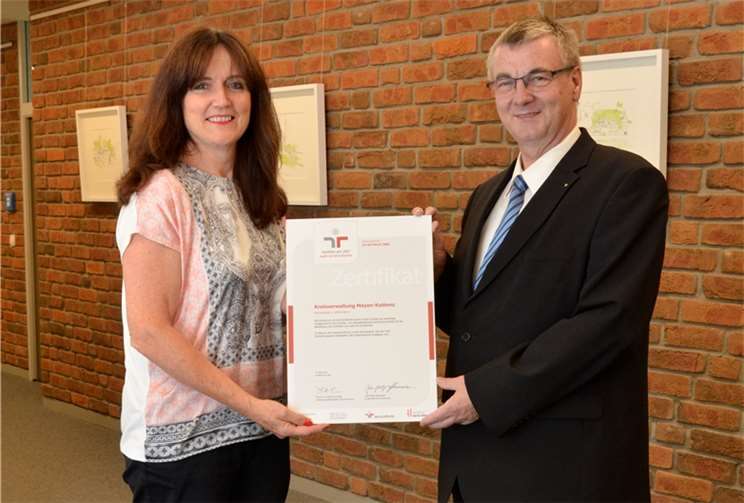 Landrat Dr. Alexander Saftig und Projektbeauftragte Lea Bales freuen sich über die erneute Auszeichnung der Kreisverwaltung Mayen-Koblenz als familienfreundlicher Arbeitgeber. Foto: KV Mayen-Koblenz