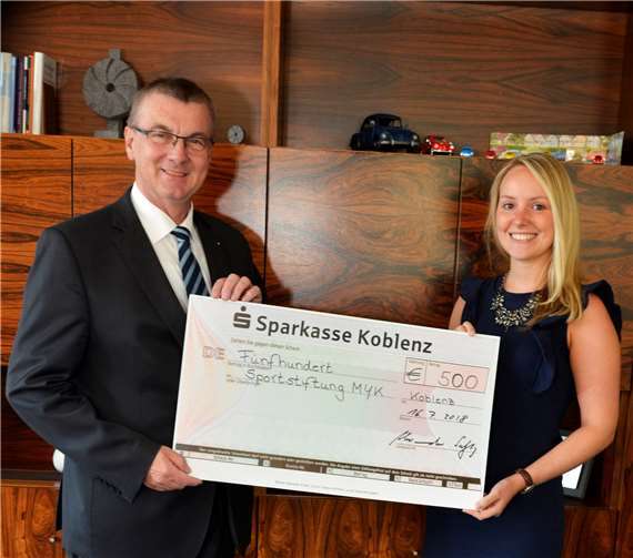 Landrat Dr. Alexander Saftig und Sportreferentin Josefine Wyrth bei der Spendenübergabe. privat