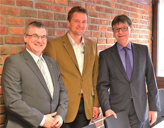 Landrat Dr. Alexander Saftig und der Erste Kreisbeigeordnete Burkhard Nauroth freuen sich auf die Zusammenarbeit mit Michael Kock. Der 37-jährige Diplom-Sozialarbeiter übernimmt die Aufgabe, die Flüchtlingsintegration auf Kreisebene zu koordinieren. privat