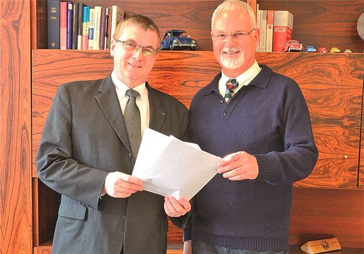 Landrat Dr. Alexander Saftig und der Vizepräsident der IHK-Koblenz, Rolf Löhmar, unterzeichneten im Kreishaus den Vertrag zur Einführung des Warn- und Informationssystems im Landkreis Mayen-Koblenz. privat