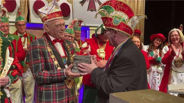 Landrat Dr. Alexander Saftig verlieh den Ehren-Kreiswackes an RKK-Präsident Hans Mayer. Foto: CF