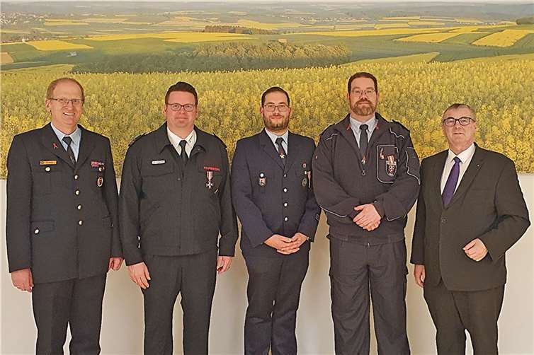 Landrat Dr. Alexander Saftig (von rechts) gemeinsam mit den Geehrten Kai Knigge, Stefan Frey und Michael Reuschler sowie dem Brand- und Katastrophenschutzinspekteur Rainer Nell.  Foto: Kreisverwaltung MYK/Nell