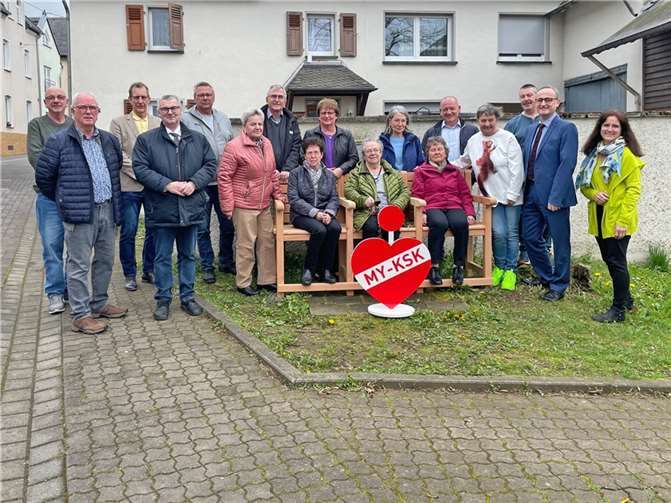 Landrat Dr. Alexander Saftig (vorne 2.v.l.), Projektleiterin „Bewegung in die Dörfer“ Lea Bales (rechts) und stellvertretendes Vorstandsmitglied der Kreissparkasse Mayen, Udo Lohner (2.v.r.) haben jüngst die Seniorenbank an die Ortsgemeinde Ruitsch übergeben.  Foto: Kreisverwaltung/W.Schäfer