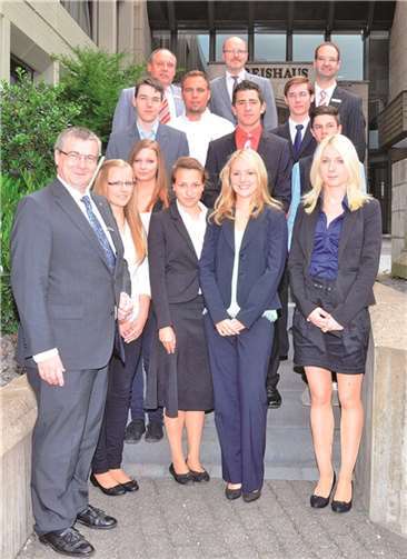 Landrat Dr. Alexander Saftig (vorne links) ist stolz, die neuen Auszubildenden begrüßen zu dürfen. Er betont: „Wir müssen heute schon an morgen denken. In den nächsten zehn Jahren müssen wir rund 100 Mitarbeiter ersetzen, die das Kreishaus verlassen werden. Wichtig ist daher: Eigene Nachwuchskräfte zu werben, zu fördern und einzusetzen.“privat