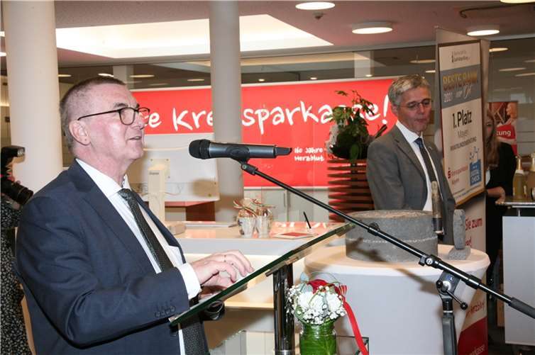 Landrat Dr. Alexander Saftig (vorne) und KSK-Vorstandsvorsitzender Karl-Josef Esch begrüßten die zahlreichen Gäste bei der Ausstellungseröffnung.