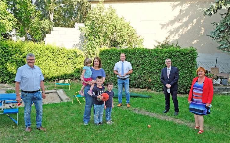Landrat Dr. Alexander Saftig während des Besuches der Kindertagespflege in Mendig. Foto: privat