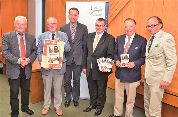 Landrat Dr. Alexander Saftig war stolz, den Neudruck im Kreishaus vorstellen zu dürfen. privat