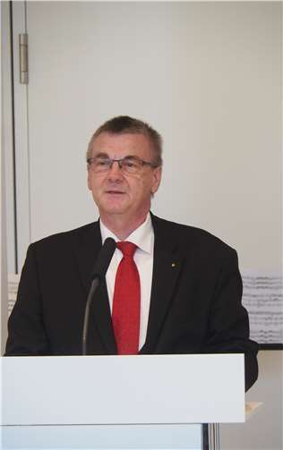 Landrat Dr. Alexander Saftig würdigte in seiner Ansprache das Engagement der Geehrten.