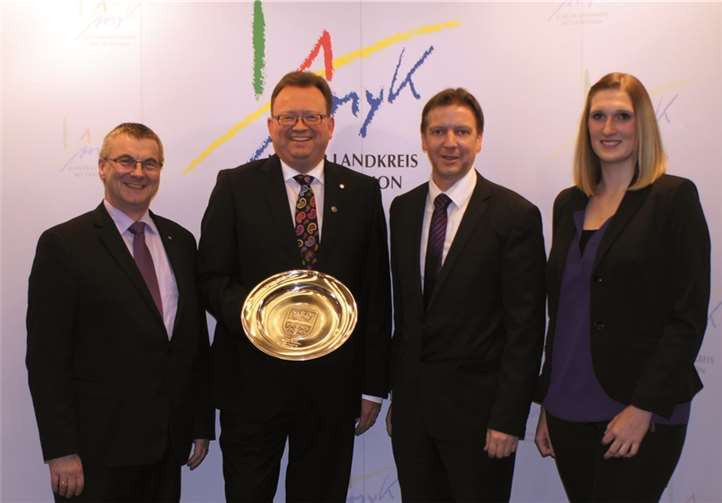 Landrat Dr. Alexander Saftig zeichnete Georg Moesta mit dem großen Wappenteller des Landkreises Mayen-Koblenz aus. Zu den ersten Gratulanten gehörten die Mülheim-Kärlicher Kreistagsmitglieder Horst Hohn (zugleich CDU-Fraktionsgeschäftsführer) und Selina Reim (v.l.n.r.).privat