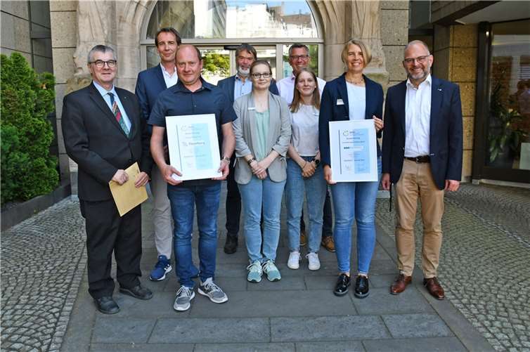 Landrat Dr. Alexander Saftig zeichnete das Berufsförderungswerk Koblenz aus Vallendar und die Firma Finzelberg aus Andernach für ihre erfolgreiche Teilnahme an der Ökoprofit-Klub-Runde aus. Ökoprofit ist ein Kooperationsprojekt der Landkreise Mayen-Koblenz und Mainz-Bingen sowie der Stadt Koblenz.  Foto: Kreisverwaltung/M.Frank