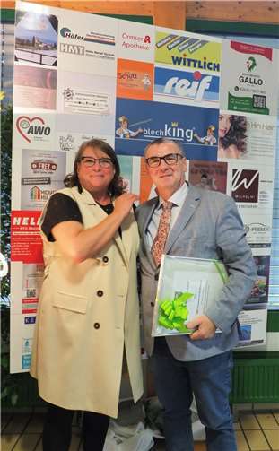 Landrat, Dr. Alexander Saftig zusammen mit der zweiten Vorsitzenden des AWO Ortsvereins Urmitz-Rhein e.V. Corinne Molitor-Kleusch. Foto: privat