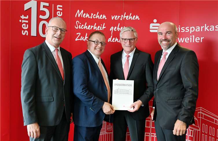 Landrat Dr. Jürgen Pföhler (2. v. l.) gratuliert gemeinsam mit dem Vorstandsmitglied Guido Mombauer (r.) und dem Personalratsvorsitzenden Benno Balasus (l.) dem Vorstandsvorsitzenden Dieter Zimmermann (2. v. r.) zu seinem 40-jährigen Dienstjubiläum.Foto: Kreissparkasse Ahrweiler