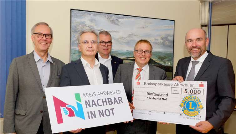Landrat Dr. Jürgen Pföhler (2. v. re.) ist Schirmherr der Aktion und nahm den Spendenscheck entgegen. KG