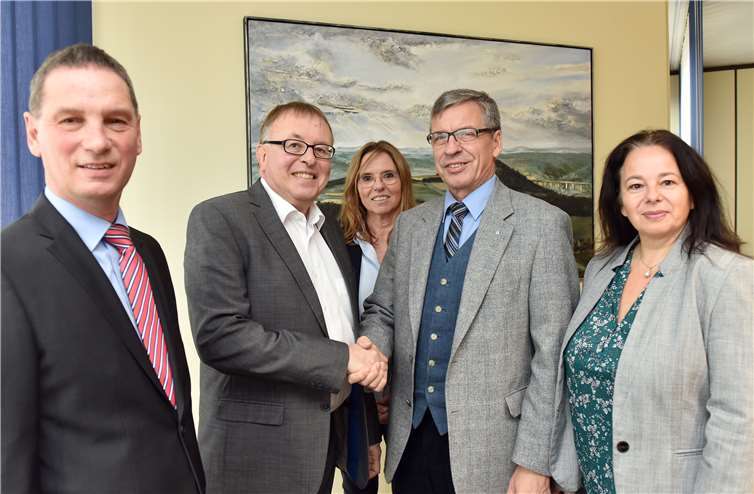 Landrat Dr. Jürgen Pföhler (2. von rechts) sicherte Gerd Mainzer, neuer Leiter der Außenstelle Ahrweiler der Organisation Weisser Ring, die volle Unterstützung der Kreisverwaltung zu. Im Gespräch ebenfalls mit dabei: Karl-Heinz Porz, Leiter der Abteilung Soziales, Fachbereichsleiterin Siglinde Hornbach-Beckers und Rita Gilles, Gleichstellungsbeauftragte des Kreises. privat