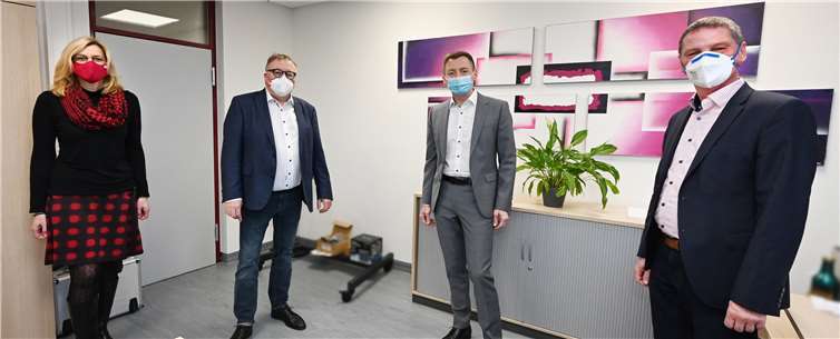 Landrat Dr. Jürgen Pföhler (2.v.l.), Sibylle Weiler, stellvertretende Leiterin des Jobcenter Kreis Ahrweiler, und Karl-Heinz Porz (r.), Abteilungsleiter Soziales, bedankten sich bei Daniel Stellmacher-Huck (2.v.r) für sein Engagement und die vertrauensvolle Zusammenarbeit. Foto: Kreisverwaltung / Schuhmann