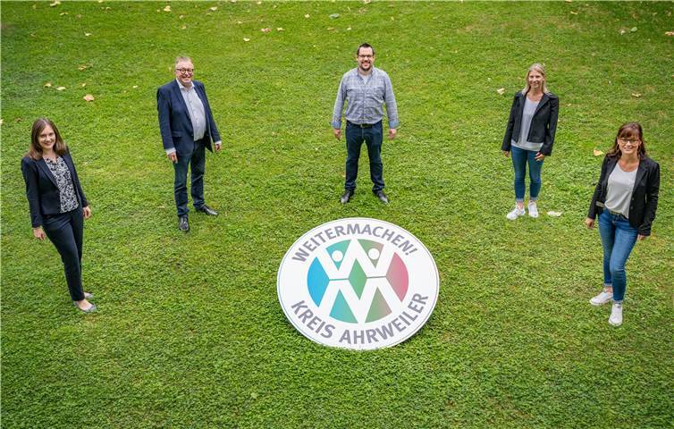 Landrat Dr. Jürgen Pföhler (2.v.l.) und Abteilungsleiterin Jennifer Nehring (links) stellen gemeinsam mit Mario Stratmann (Projektleiter) (3.v.l.), Michaela Wolff (stellvertretende Projektleiterin) (2.v.r.) und Antje Weber (rechts) das offizielle Logo „Weitermachen! Kreis Ahrweiler“ vor. Foto: Bernhard Risse