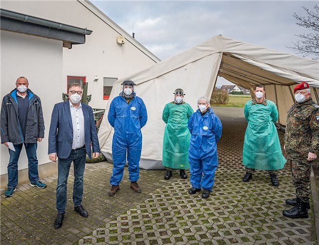 Landrat Dr. Jürgen Pföhler (2.v.l.) und Oberstleutnant Harald Trinkaus (r.), Leiter Kreisverbindungskommando Ahrweiler, machen sich gemeinsam mit Dr. Stefan Voss (l.), Leiter des Gesundheitsamts, ein Bild vom Einsatz der Soldatin und der Soldaten in der Teststation Grafschaft-Gelsdorf. Foto: Bernhard Risse