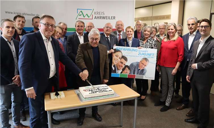 Landrat Dr. Jürgen Pföhler (2.v.li.), Kreiswirtschaftsförderer Tino Hackenbruch (re.) und Fachbereichsleiter Erich Seul (2.v.re.) feiern gemeinsam mit den Senior-Experten und Unternehmern das zehnjährige Bestehen des Beratungsangebots.Foto: Kreisverwaltung Ahrweiler