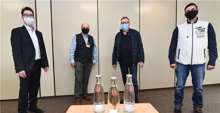 Landrat Dr. Jürgen Pföhler (2.v.r.) und Tino Hackenbruch (1.v.l.), Leiter der Kreiswirtschaftsförderung, trafen sich mit Volker Daiss (2.v.l.), Geschäftsführer NGG Region Mittelrhein, und Daniele Fiumara, Betriebsratsvorsitzender Apollinaris Bad Neuenahr, um die aktuel l e Situation bei Apollinaris zu erörtern. Foto: Ralf Schuhmann