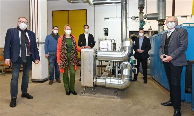 Landrat Dr. Jürgen Pföhler, Bereichsleiter Christophe Vianden, Schulleiterin Gundi Kontakis, Geschäftsführer der Ahrtal-Werke, Dominik Neswadba, Jörg Hamacher, Werkleiter Eiengbetrieb Schul- und Gebäudemanagement und Bürgermeister Guido Orthen. Foto: Kreisverwaltung Ahrweiler / Ralf Schuhmann