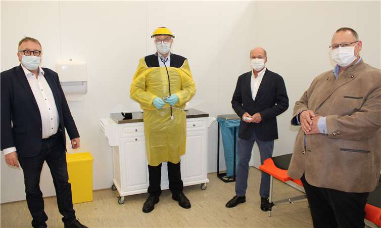 Landrat Dr. Jürgen Pföhler, Dr. Michael Berbig, Dr. Frank Peter Kaesler und Dr. Stefan Voss bei der Eröffnung der Corona-Ambulanz in Gelsdorf.Fotos: DU