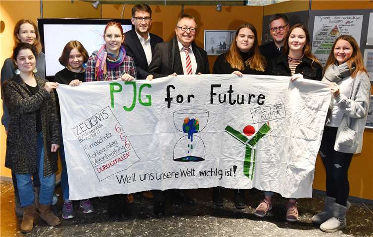Landrat Dr. Jürgen Pföhler (Fünfter von rechts), Lutz Hasbach (Fünfter von links), Schulleiter des Peter-Joerres-Gymnasiums, Oberstufenleiter Thomas Riedel (Dritter von rechts), Kunstlehrerin Elisa Manheller (vorn links) und am Projekt beteiligte Schülerinnen laden zu einer Ausstellung zum Thema Klimaschutz in das Foyer der Kreisverwaltung ein.Foto: Kreisverwaltung Ahrweiler