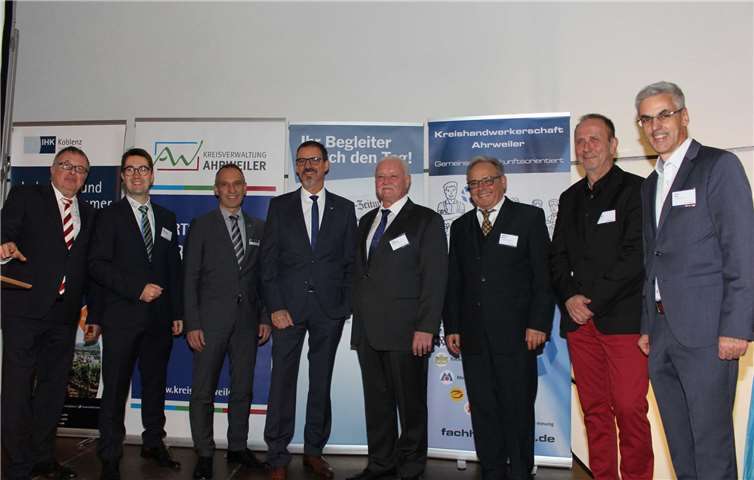 Landrat Dr. Jürgen Pföhler, Kreiswirtschaftsförderer Tino Hackenbruch, Bernd Greulich (IHK), IHK-Vizepräsident Alexander Kohnen, Kreishandwerksmeister Frank Wershofen, Manfred Ruch, Uli Adams und Kreisdezernent Erich Seul beim Wirtschaftsempfang.Fotos: WK