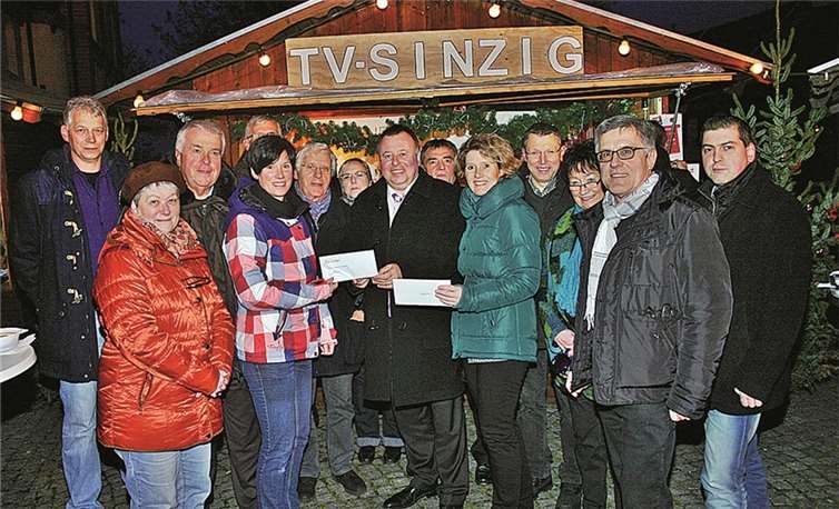 Landrat Dr. Jürgen Pföhler (Mitte) bei der Übergabe des Bewilligungsbescheids.-RÜ-