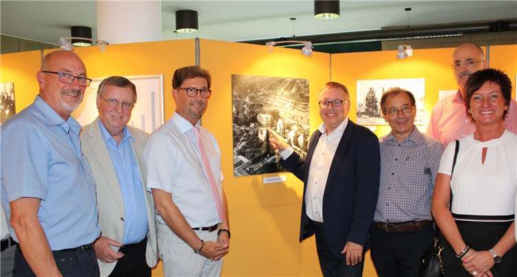 Als das Kreishaus noch ein Kutscher-Zimmer hatte... Landrat Dr. Jürgen Pföhler (Mitte) eröffnete die Ausstellung zum 125-jährigen Jubiläum des Kreishauses in Ahrweiler. Fotos: DU