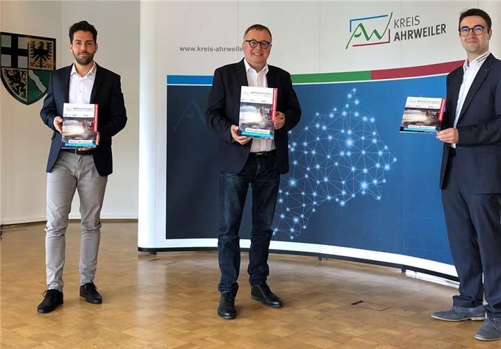 Landrat Dr. Jürgen Pföhler (Mitte) stellt gemeinsam mit Tino Hackenbruch (Leiter Kreiswirtschaftsförderung, rechts) und Denis Radermacher (Redaktionsleitung, links) die „Corona-Sonderausgabe“ vor. Foto: Kreisverwaltung