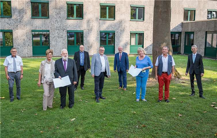 Landrat Dr. Jürgen Pföhler (Mitte) überreichte Angelika Lüdenbach (3.v.r.) und Johannes-Wilhelm Bläser (3.v.l.) die Ehrennadel des Landes Rheinland-Pfalz. Foto: Bernhard Risse