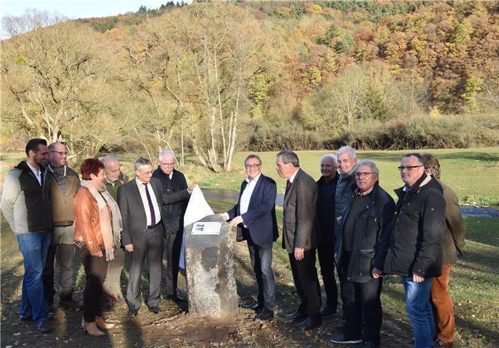 Landrat Dr. Jürgen Pföhler, Vertreter von Liers, Kreuzberg, Altenburg und Dernau und der SGD Nord haben das Projekt „Renaturierung von Auenbereichen der Mittelahr” offiziell abgeschlossen. Kreisverwaltung Ahrweiler